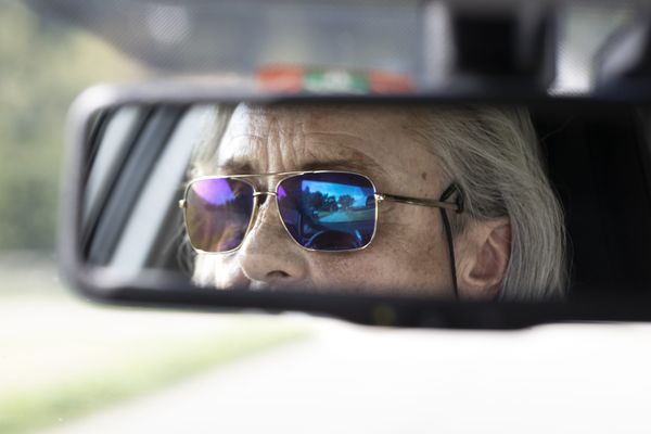 “Ma grand-mère, on lui a enlevé la voiture parce qu’au stop elle accélérait” : l’éternel débat du permis de conduire à vie